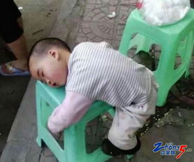 这孩子是有多困,就这么张小板凳也能趴着睡着了,喂梦到什么了,别流口水呀 