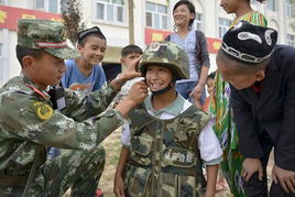 新疆边防官兵与驻地孤儿共度儿童节