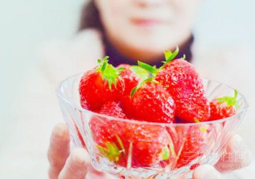 女性吃草莓的好处和坏处 吃草莓的注意事项 
