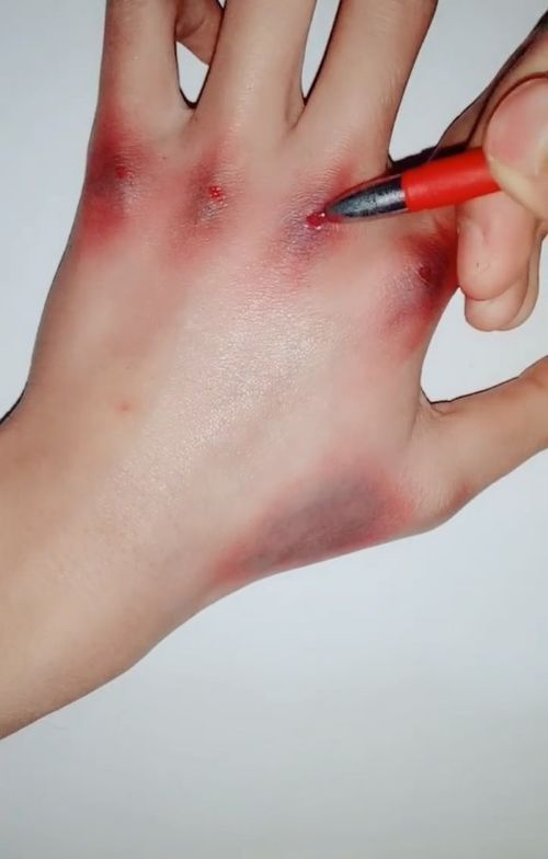 美术生用红笔在手上画 伤口 ,画面真实到吓人,网友 妈妈看见了都心疼