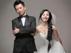 王小妮和老公结婚照片,王二妮全家照，妹妹比她漂亮却不红，老公长相十分帅气