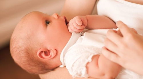 宝宝边吃奶边哭 宝宝为什么会边吃奶边哭呢