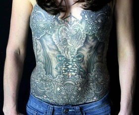 纹身师在女性胸部上纹身,除了美观以外还有个最感
