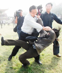 台湾一女大学生遭陈水扁随从过肩摔 