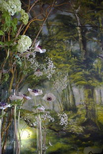 画家 Claire Basler 和她的画室，鲜花和植物遍布...