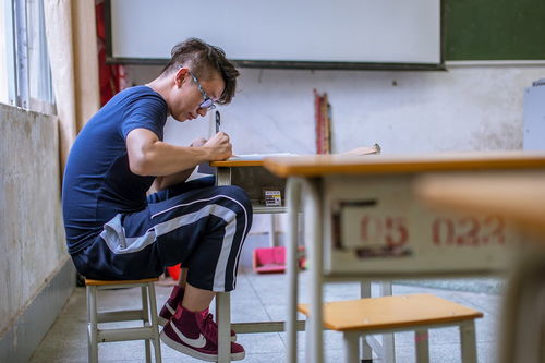 高三学生喷潮取精10次：潮喷男