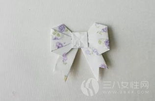 折纸蝴蝶结教程,折纸丝带教程:简单制作美丽的装饰品