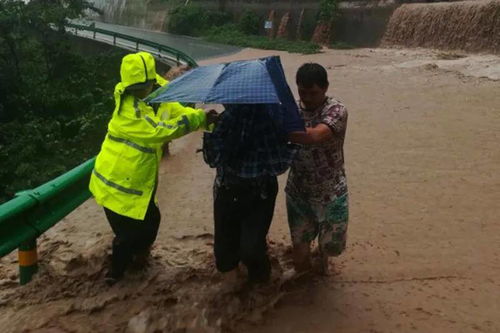 暖闻 重庆万州一家五口被山洪围困,民警救援时险遭洪水冲走