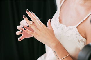 未婚女生左手食指戴戒指什么意思 有什么特别寓意 