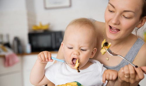 哪些迹象说明孩子应添加辅食,注重早期辅食安排是为了更好的喂养