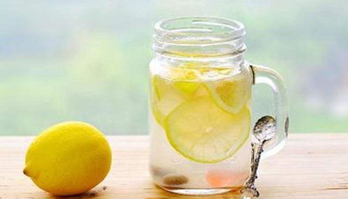 泡柠檬水太苦怎么办 试试这几招,柠檬水不苦味道好,常喝还美白