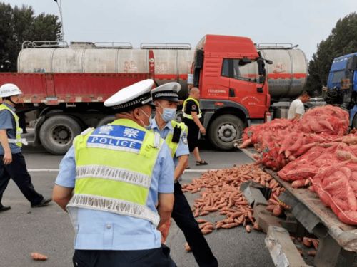 安全警示 小货车超载运输导致爆胎翻车,一车红薯遭了殃