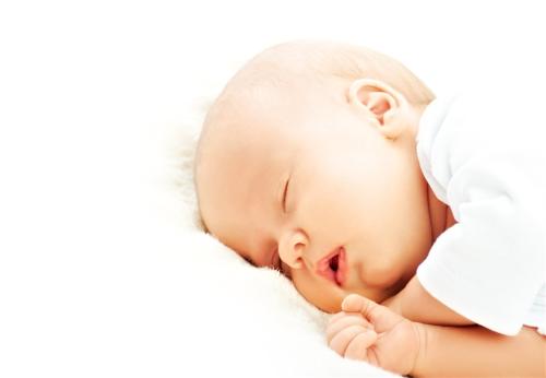 一个多月的婴儿可以让她侧身睡觉吗 