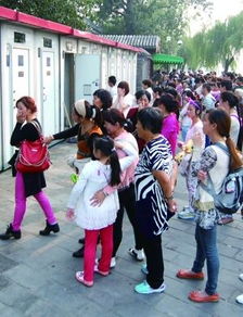 北京黄金周游客大增 景点 商场等地女性上厕所困难 
