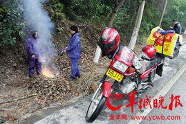 返程 摩托车大军 难耐冷雨路边烤火 