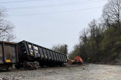 美国 毒列车 事故发生2个月后 运营公司再有列车出轨