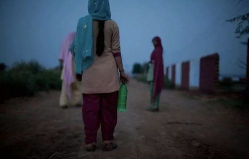 印度妇女聊天 再喝水就要上厕所了,晚上野外不安全