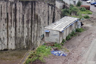 重庆25米坑边搭建临时农工房 钢管走廊悬空 