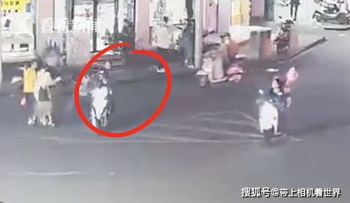 两男子向过路女性泼粪水,原因竟称看到漂亮的想报复