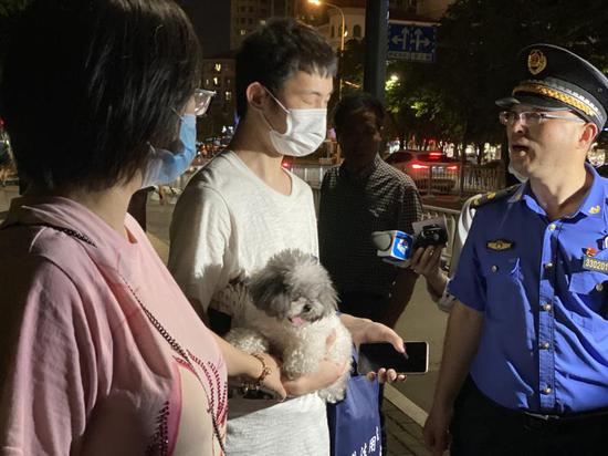 浙江宁波养犬管理执法 加大任意遛犬行为执法查处