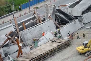 杭州一在建高架桥坍塌 