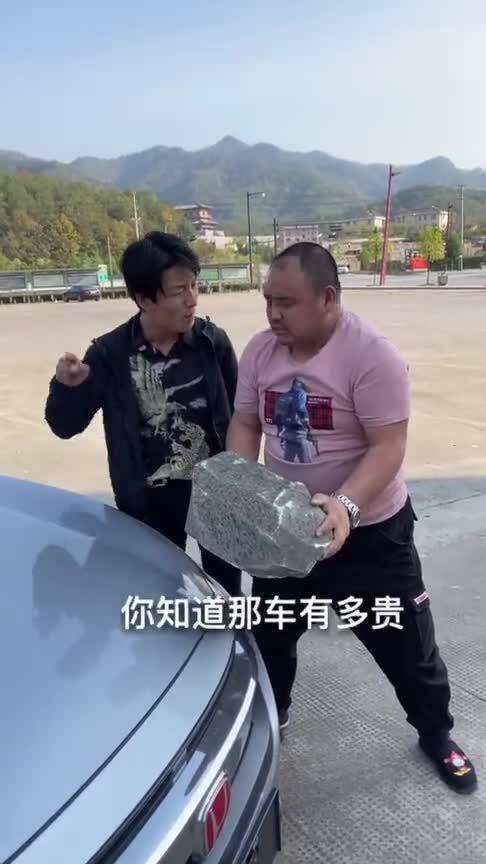 拿起石头砸车,什么人啊 