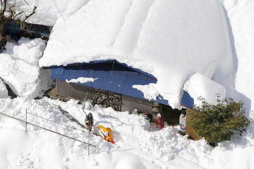 日本大雪致道路封闭 居民生活陷入困境 