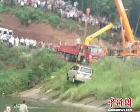 四川泸州 一辆小型汽车滑入水库3人身亡 