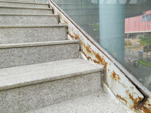 厦门BRT楼梯铁皮严重生锈 场站称对承重没影响 