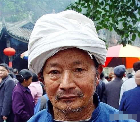 四川农村一些七老八十的老年人头上为什么要包裹一条白布(以前老人缠在头上的布带子)