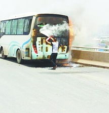 武汉一客车立交桥上起火 司机阻止乘客及时疏散 