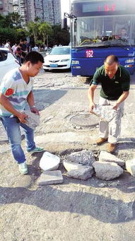 郑州道路坑连坑没人管 公交司机自力更生填坑铺路