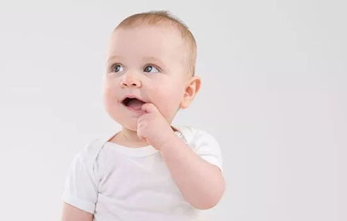 宝宝才两根手指就哭了 刚出生的婴幼儿经常吮吸手指