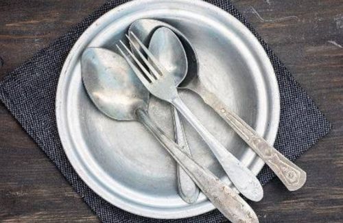 铝制餐具不宜用来蒸煮或长时间存放具有酸性,碱性或咸味的食物 