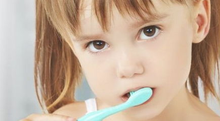 儿童为什么不建议刮牙了(为什么小孩不能刮痧)