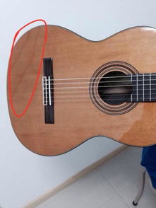 吉他上的斜纹是什么原因造成的,这个是红松面单 