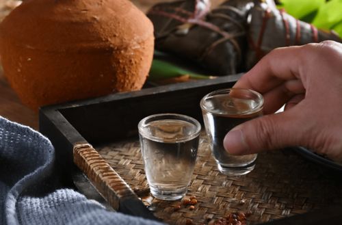 重阳节饮酒饮的是什么酒(重阳节是怎么来的，为何这一天古人要登高、插菊花和戴茱萸)