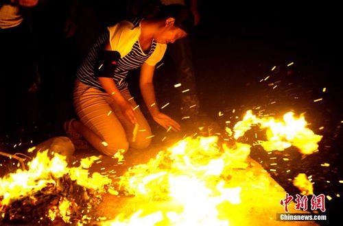 鲁甸地震 头七 民众烧纸祭奠亲人 