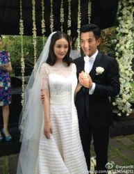 杨幂的婚礼现场图片,杨幂婚礼现场照片曝光!和刘恺威甜蜜地抱着胳膊。