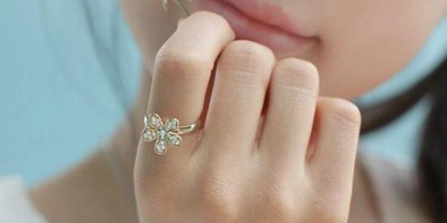 女人结婚戒指戴哪只手 结婚戒指的佩戴知识 
