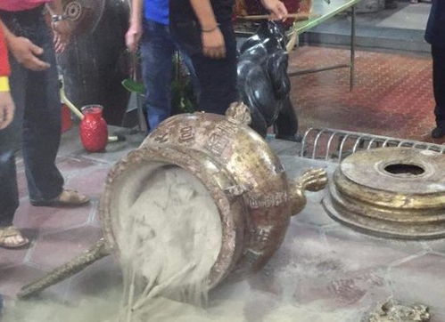争先恐后 台湾民众过年抢头香 撞倒两百公斤香炉并称感觉自己被保护 