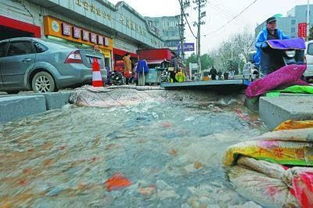 井岗生鲜市场门口水管漏水一周 供水部门 近两天维修