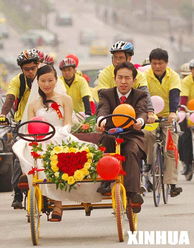 重庆小伙娶扬州网友 160辆自行车迎亲