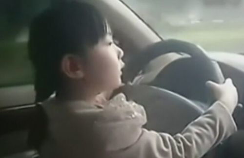 5岁女孩开车上路搞什么鬼 暑假孩子出行交通安全要注意 