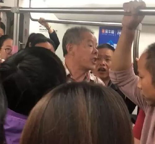 武汉地铁上老人掌掴女孩,蛮不讲理,被旁人拉下车群殴