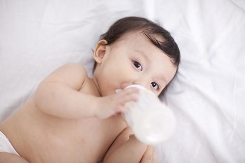 初生婴儿吃多少奶粉，宝宝一天吃多少奶粉