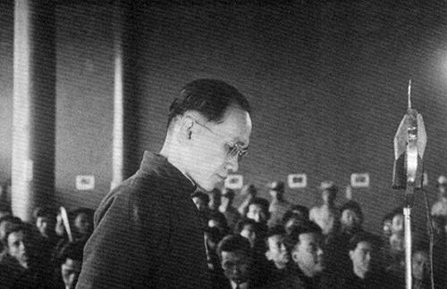 1946年,特务头子丁默邨被捕,一年后被判处死刑,行刑前丑态百出