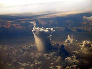 从飞机上看下雨是这样子,太震撼了