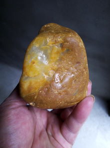 请各位老师看看这石头是黄龙玉吗算得上冰种吗 是否有价值谢谢 
