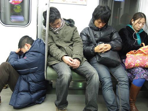 北京地铁PK东京地铁 比比谁更挤 